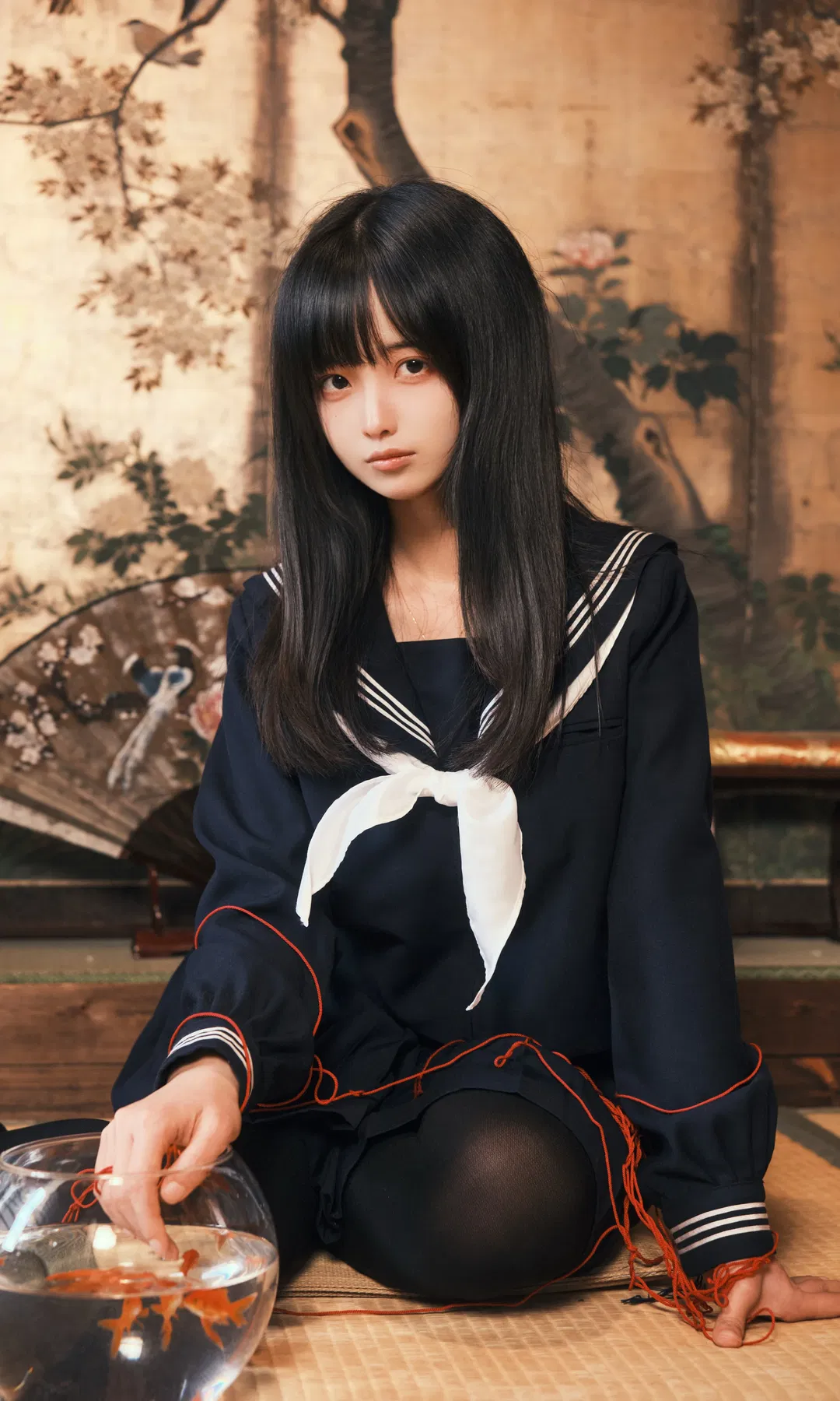 黑长直水手服与金鱼红绳，富士直出的胶片感和室写真 - 第 5 张