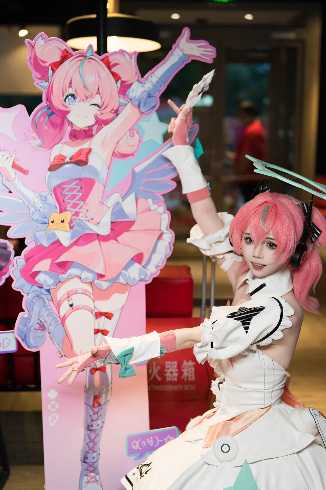 【爱芮cos】绝区零联动主题店打卡，没抢到邦布桶的天使降临体验 - 第 1 张