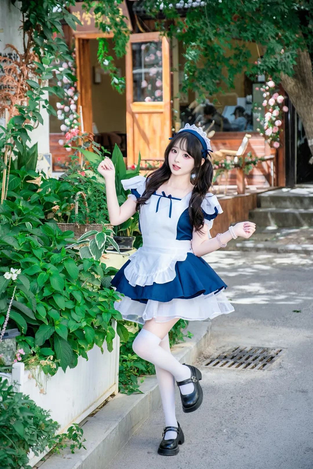 天使女仆写真｜户外绿植与富士直出的蓝白搭配 - 第 1 张