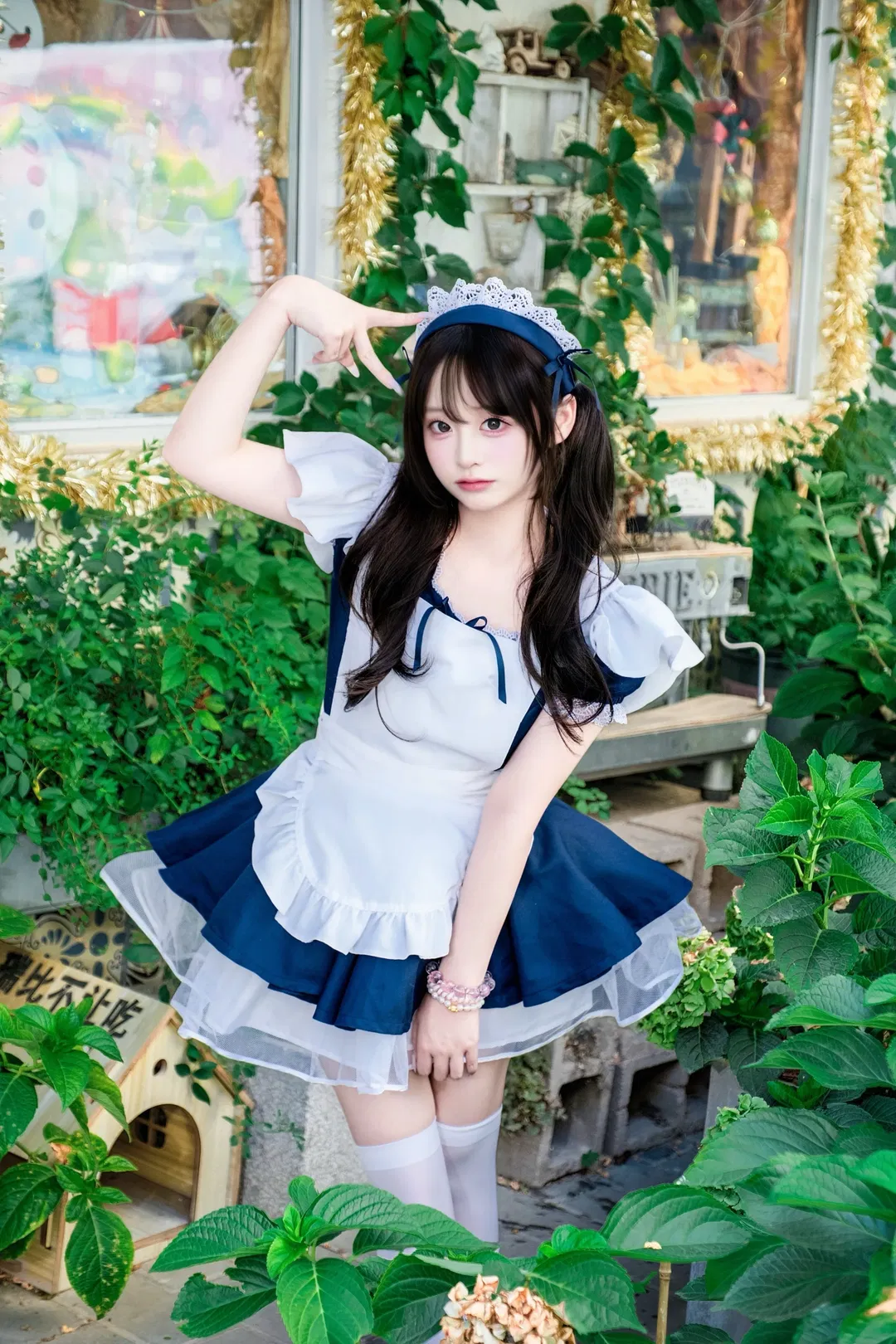 天使女仆写真｜户外绿植与富士直出的蓝白搭配 - 第 3 张