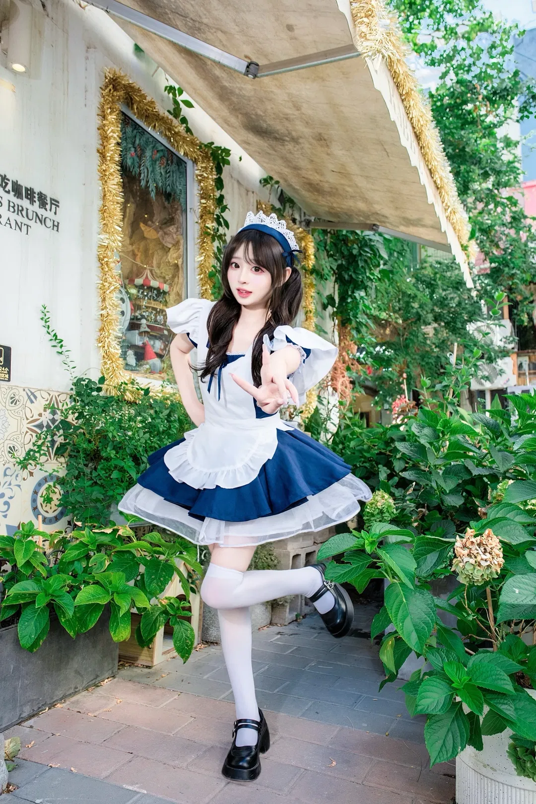 天使女仆写真｜户外绿植与富士直出的蓝白搭配 - 第 4 张