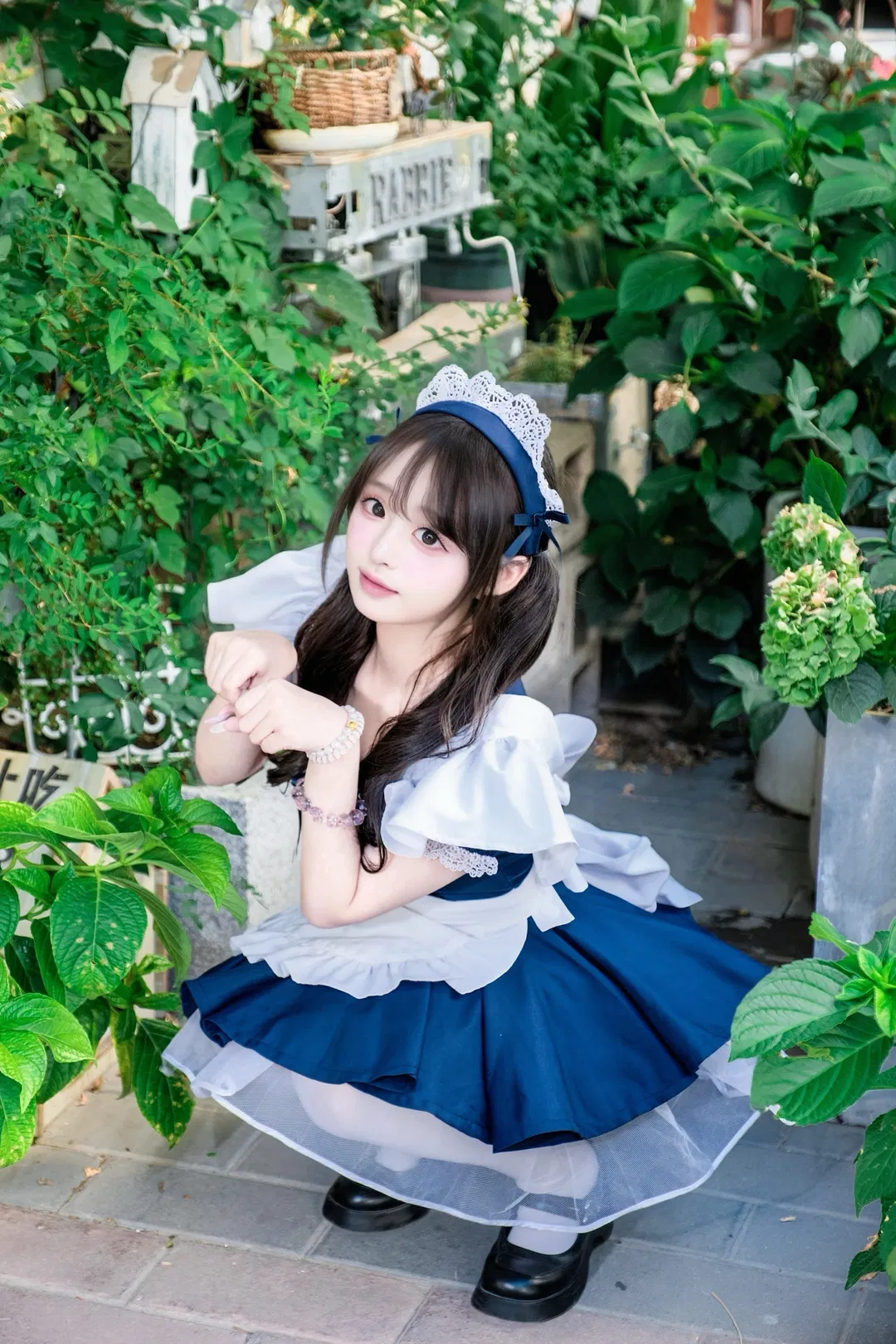 天使女仆写真｜户外绿植与富士直出的蓝白搭配 - 第 5 张