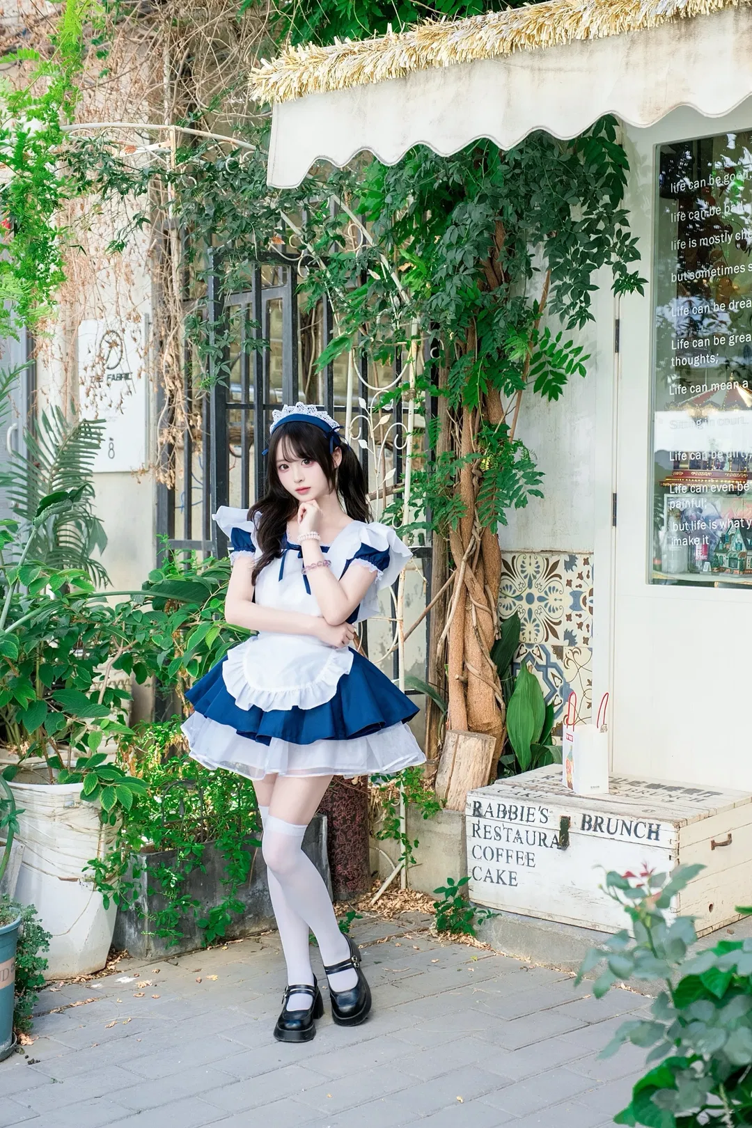 天使女仆写真｜户外绿植与富士直出的蓝白搭配 - 第 7 张