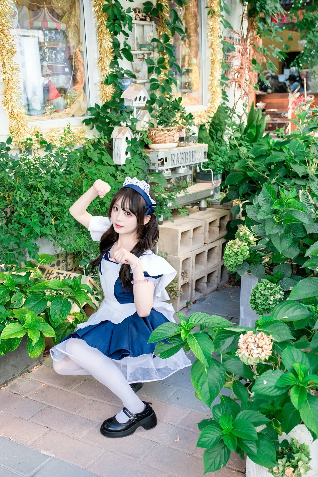 天使女仆写真｜户外绿植与富士直出的蓝白搭配 - 第 8 张