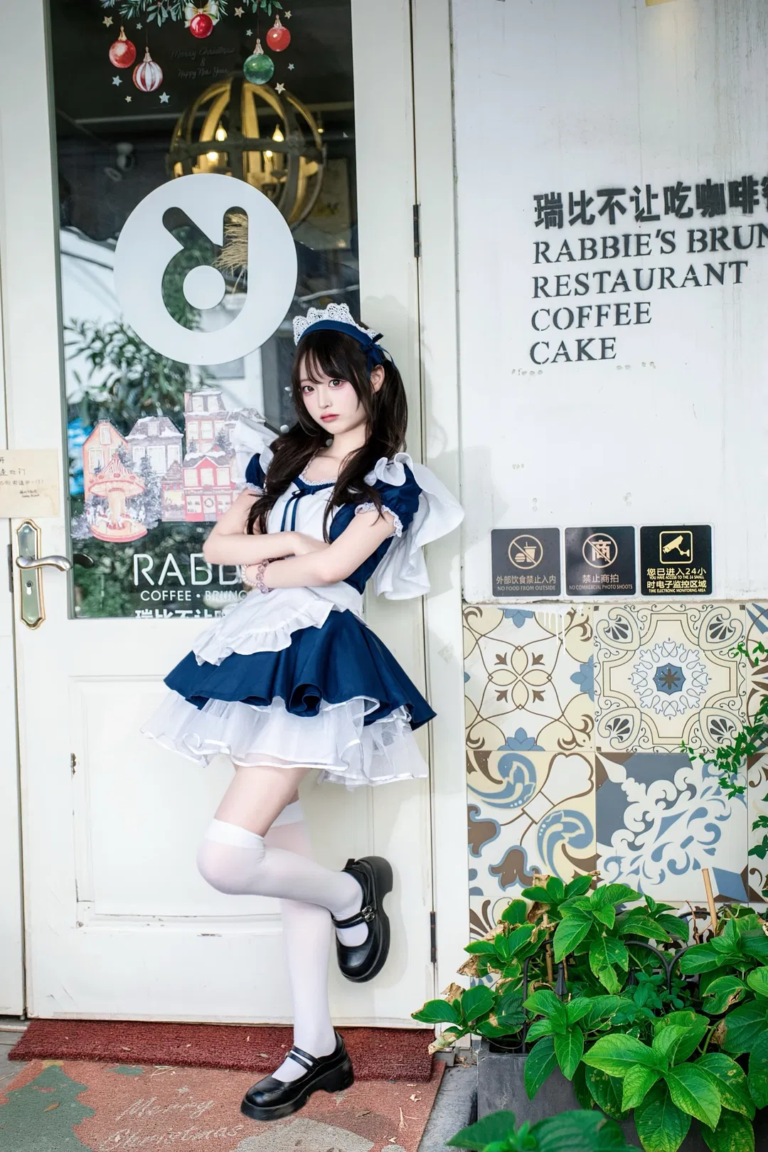 天使女仆写真｜户外绿植与富士直出的蓝白搭配 - 第 9 张