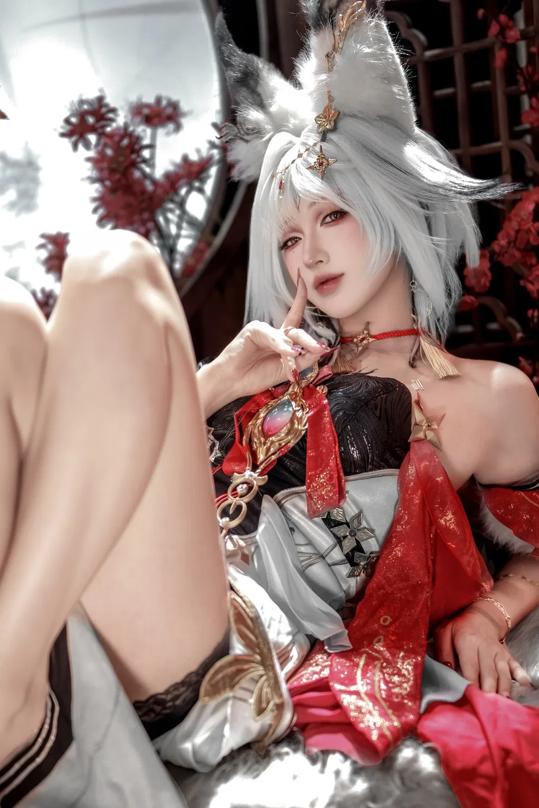 【心月狐cos】鸣潮中的银白狐影，绝美降临 - 第 1 张