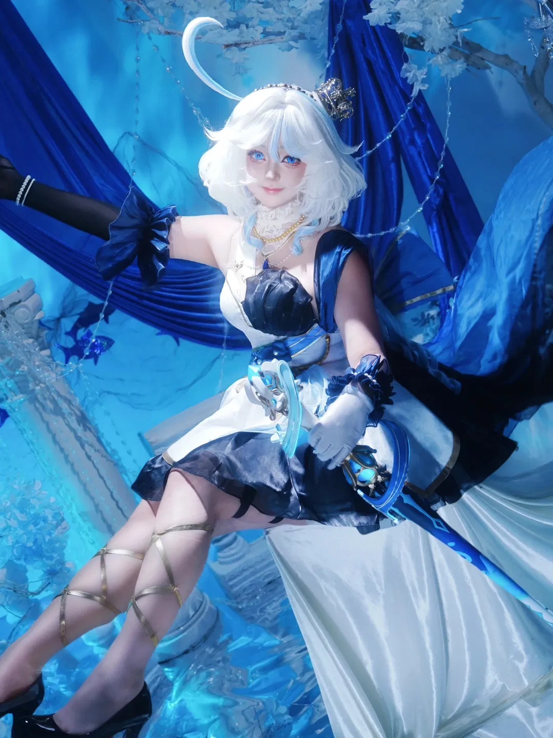 【芙寧娜cos】原神水下夢幻棚拍，藍白交織的華麗光影 - 第 1 張