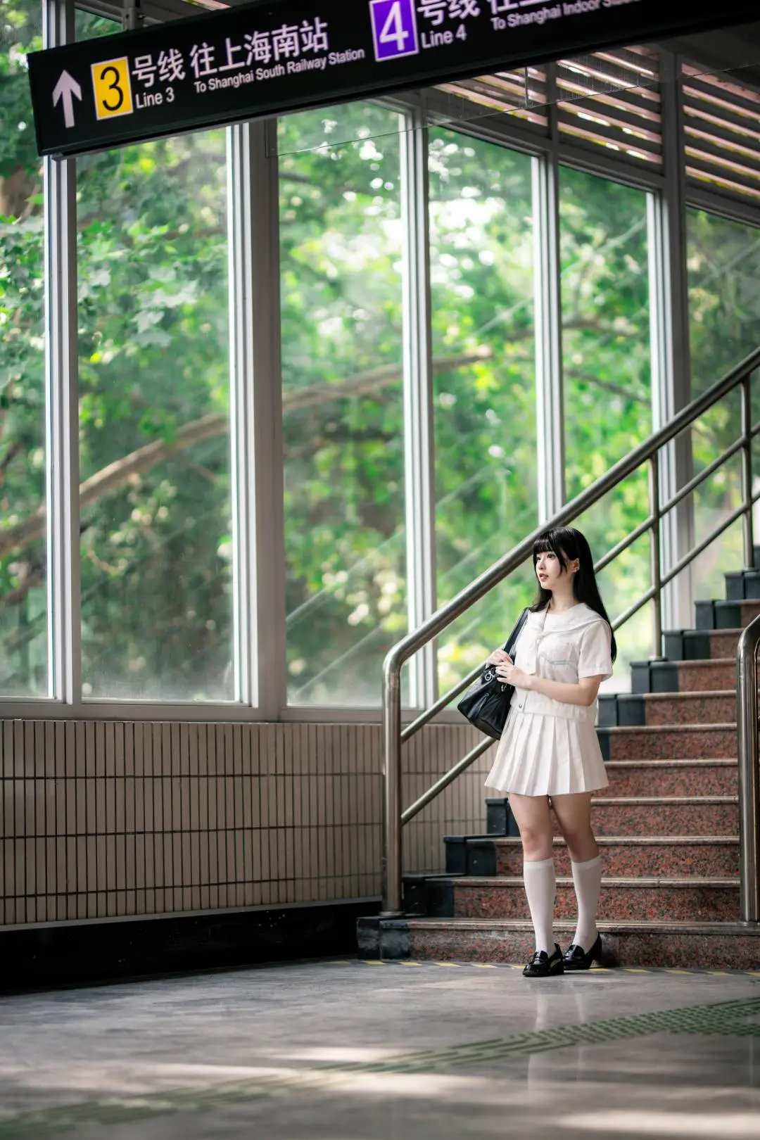 日系JK制服地鐵站寫真，感受日常校園氛圍 - 第 1 張
