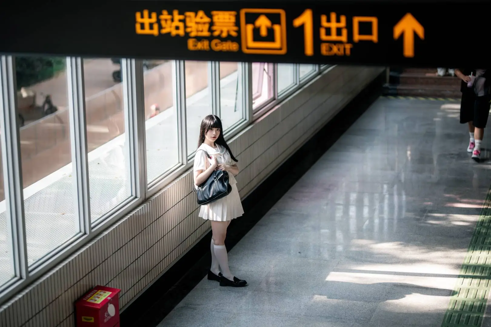 日系JK制服地鐵站寫真，感受日常校園氛圍 - 第 7 張