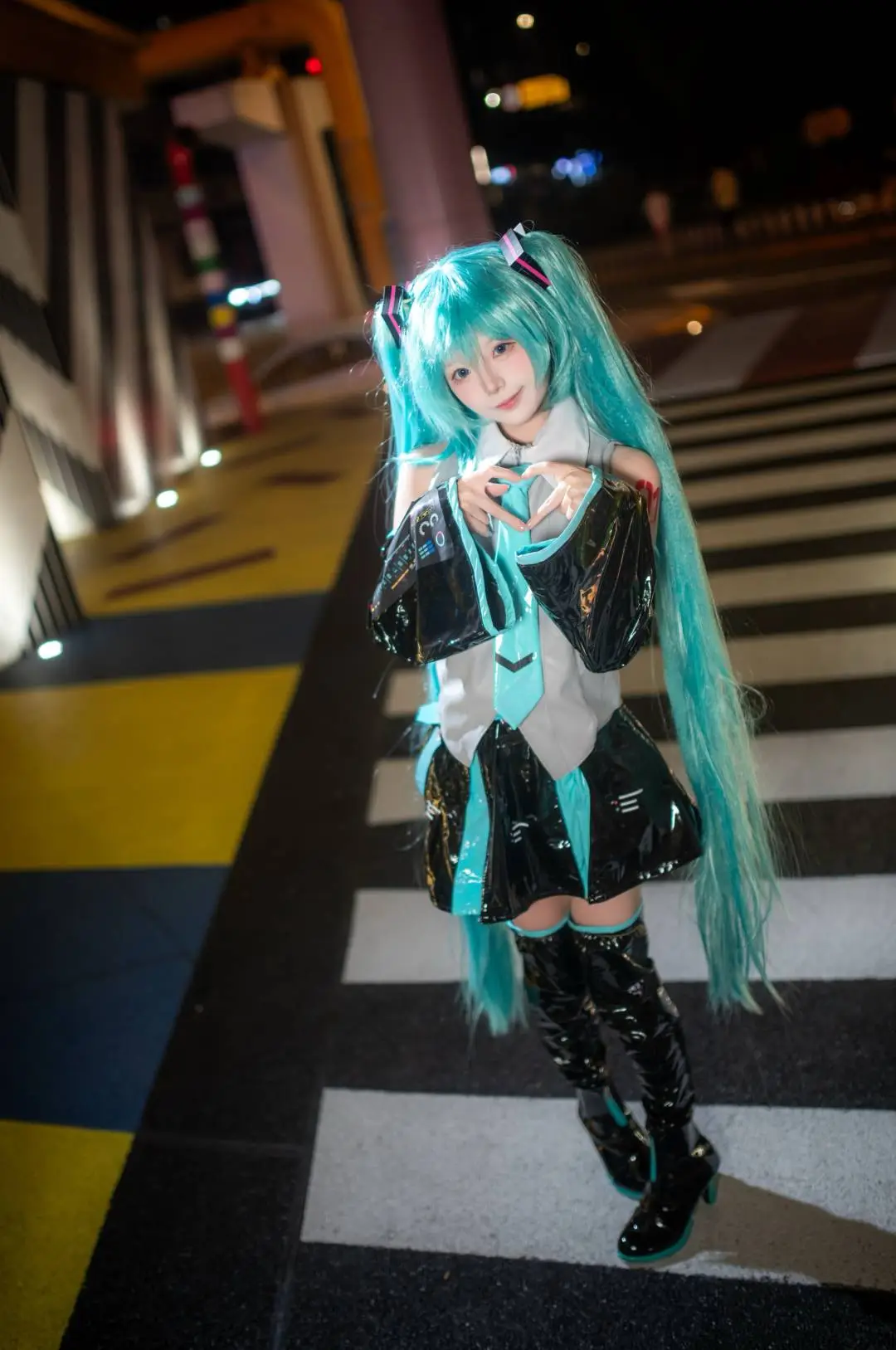 【初音未来cos】上海夜景下的亮面双马尾 - 第 1 张