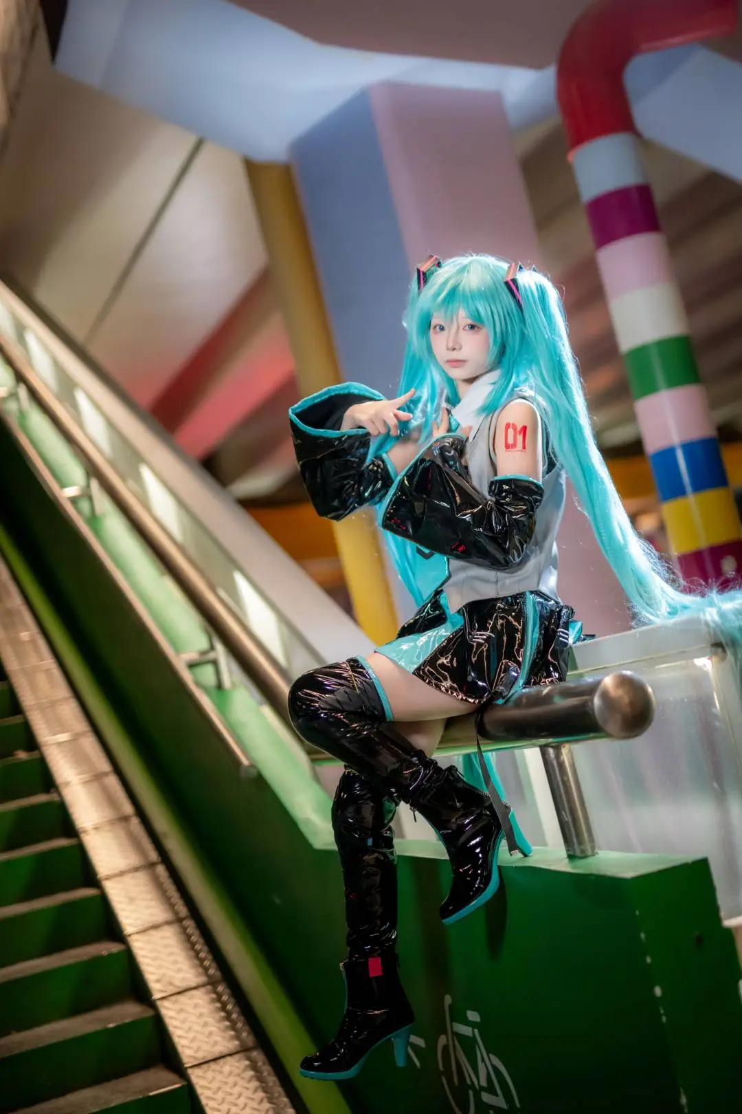 【初音未来cos】上海夜景下的亮面双马尾 - 第 2 张