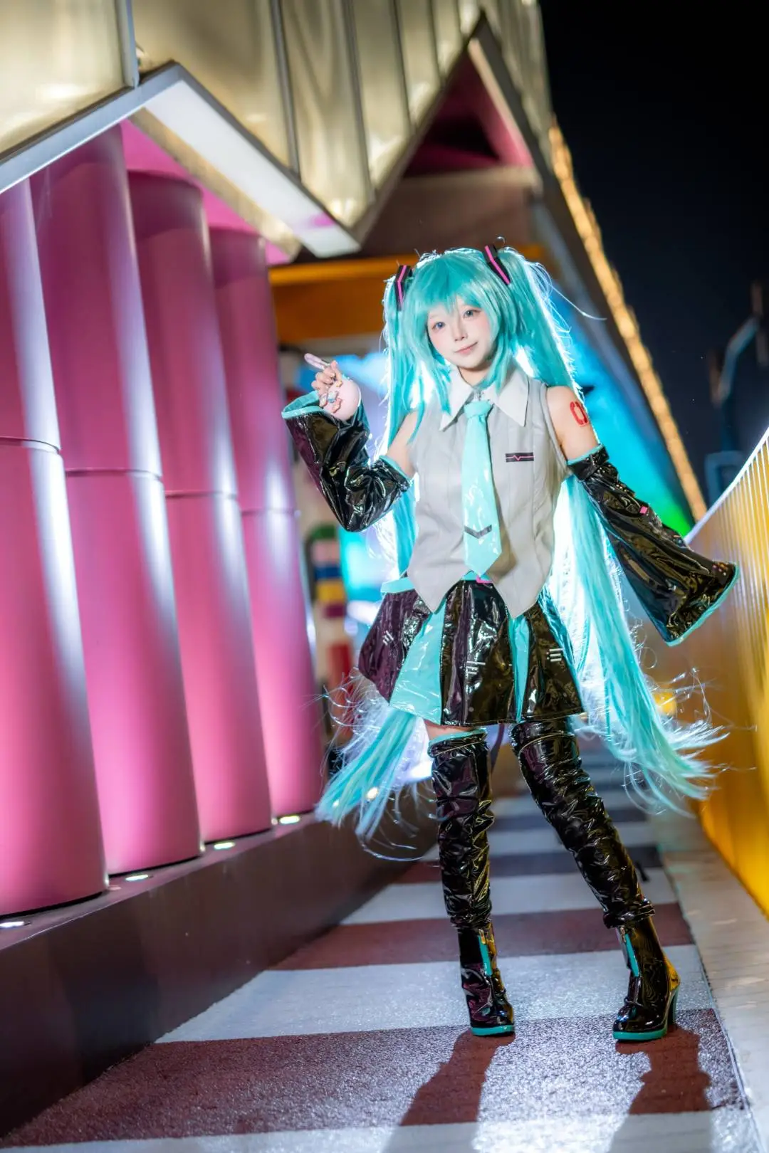 【初音未来cos】上海夜景下的亮面双马尾 - 第 3 张