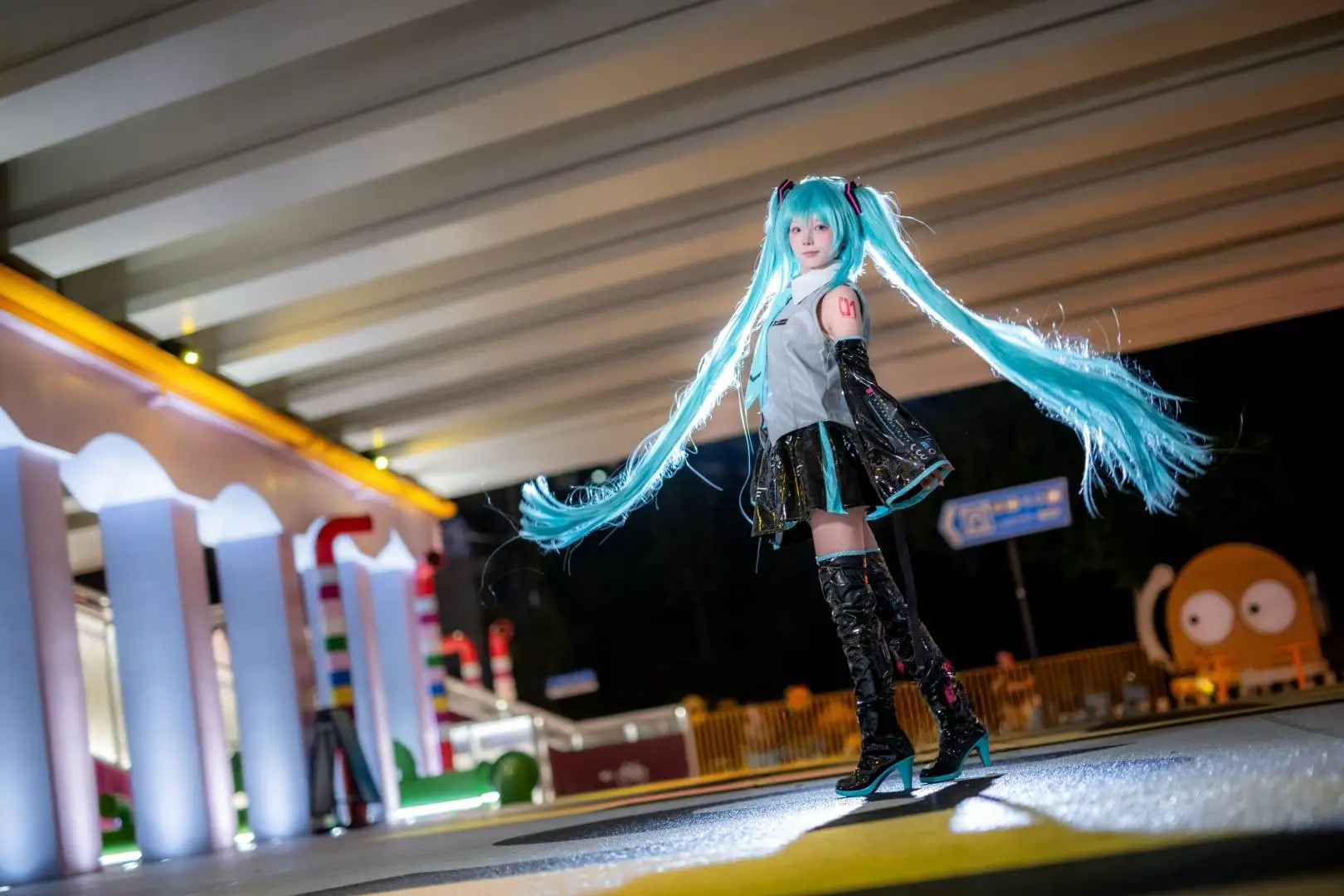 【初音未来cos】上海夜景下的亮面双马尾 - 第 5 张