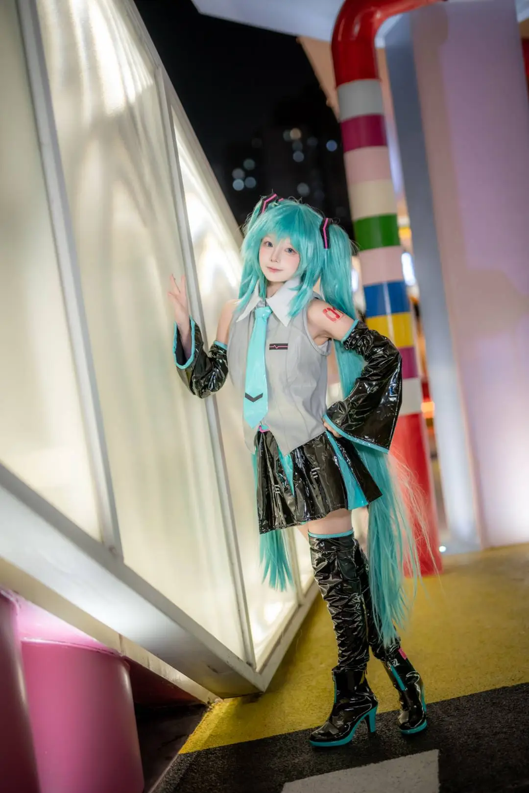【初音未来cos】上海夜景下的亮面双马尾 - 第 6 张