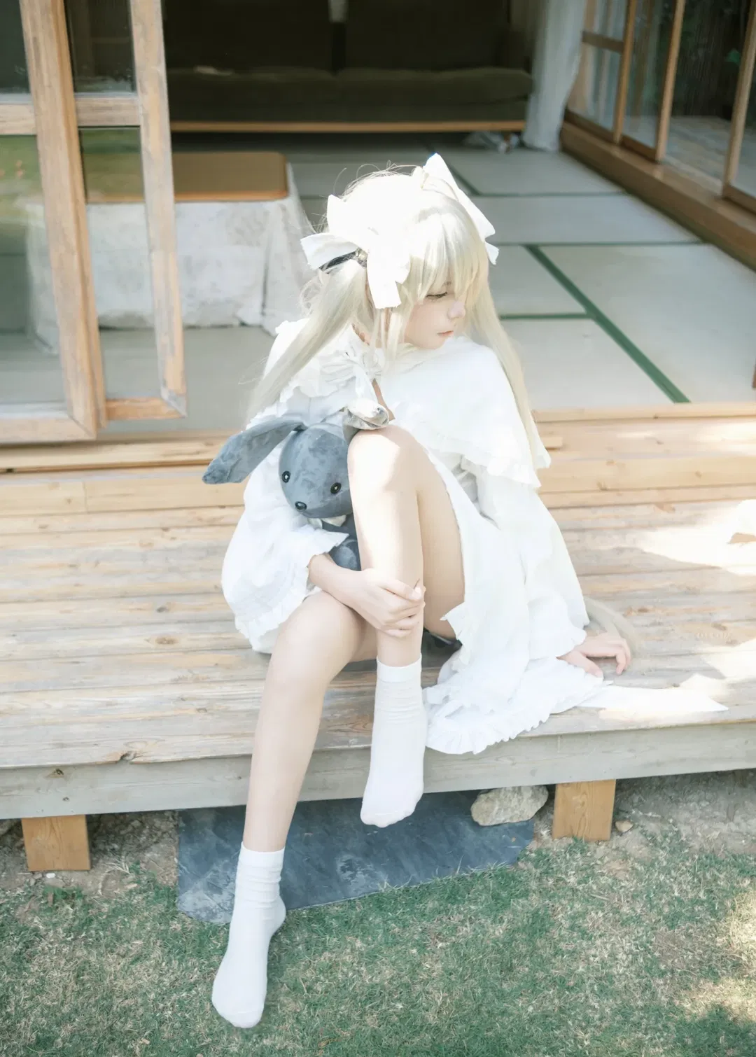 【春日野穹cos】白裙与灰兔的慵懒午后 - 第 3 张