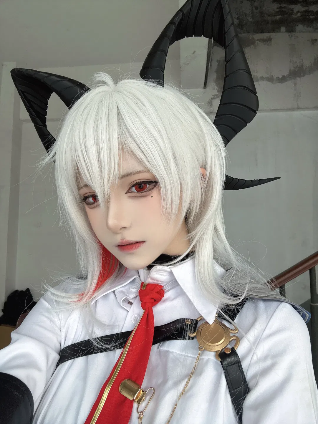 【赞妮cos】鸣潮赞妮，极简色彩下的细节还原 - 第 1 张