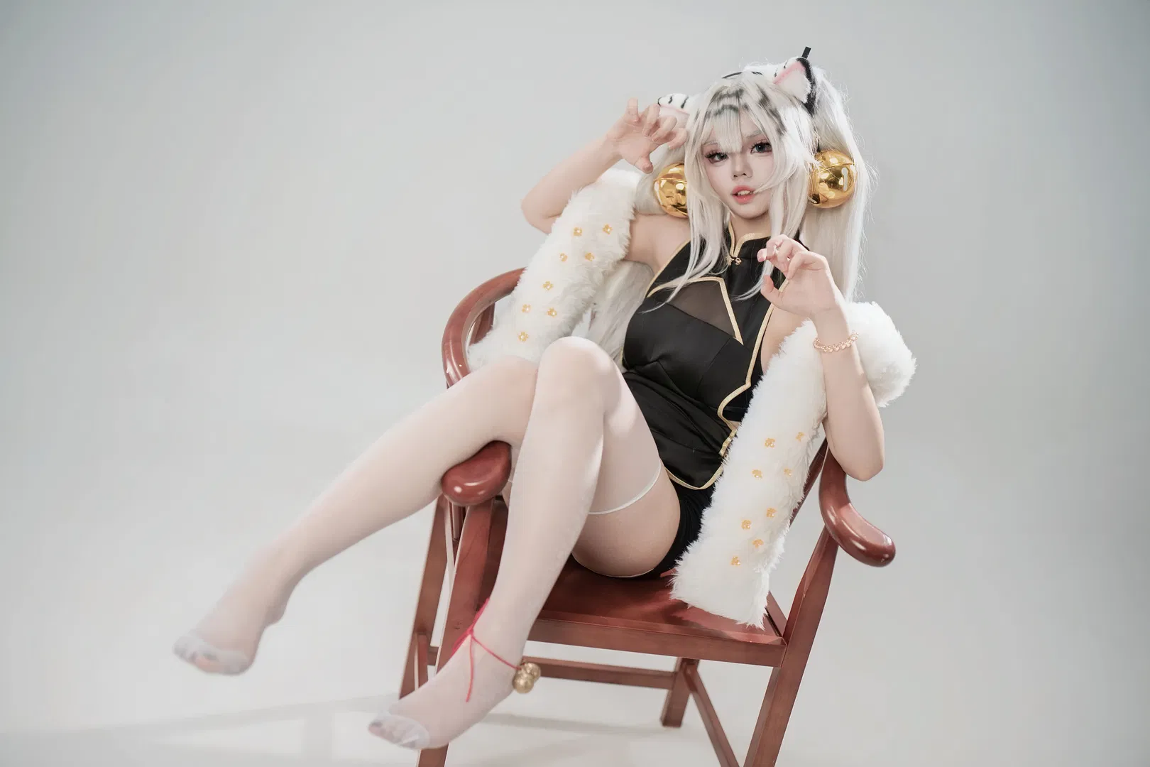 白虎娘cos 毛绒披肩与黑金旗袍的碰撞记录 - 第 1 张
