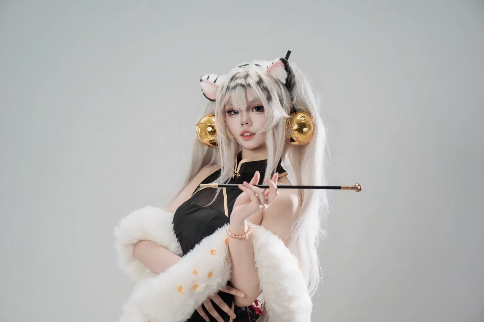 白虎娘cos 毛绒披肩与黑金旗袍的碰撞记录 - 第 2 张