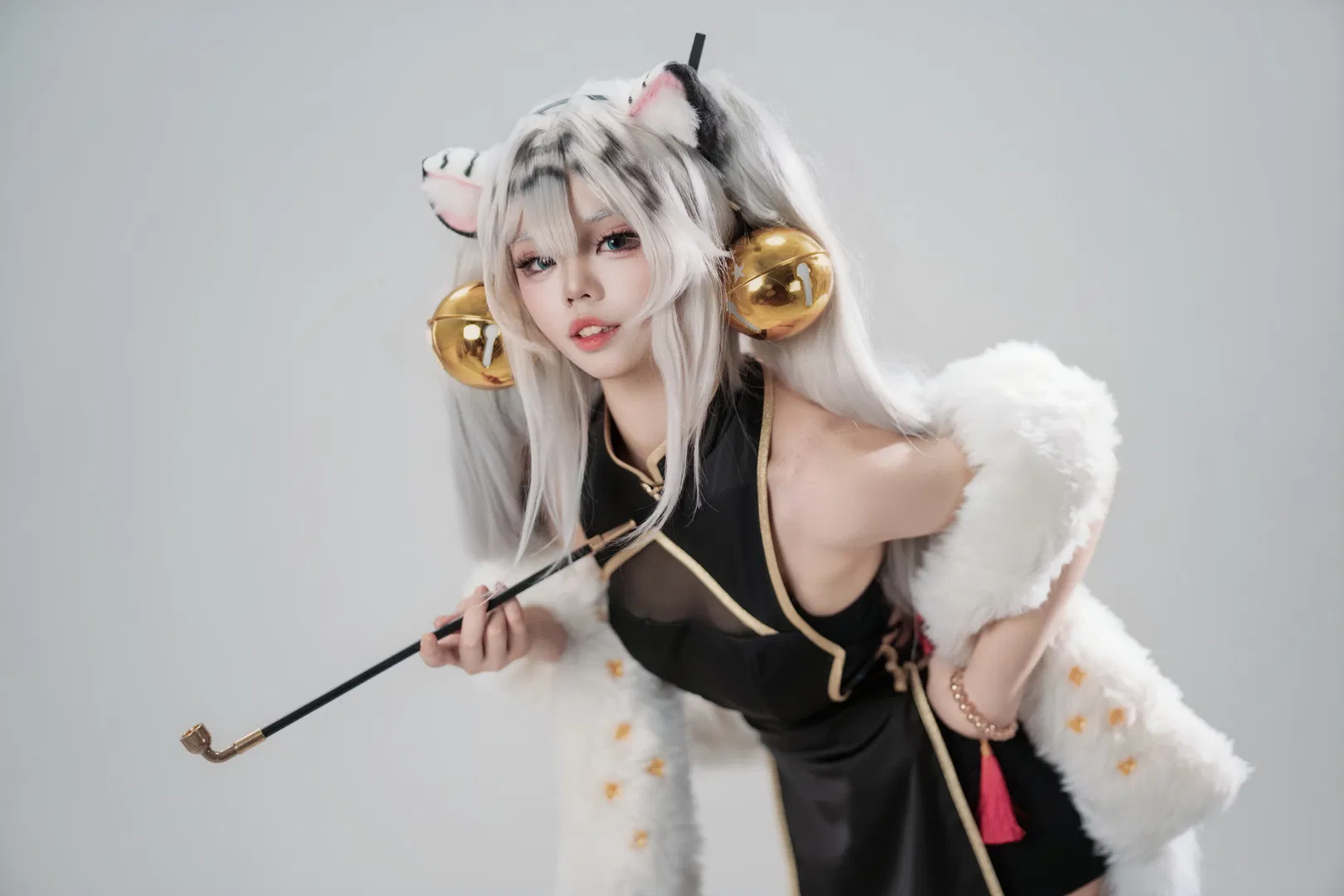 白虎娘cos 毛绒披肩与黑金旗袍的碰撞记录 - 第 3 张