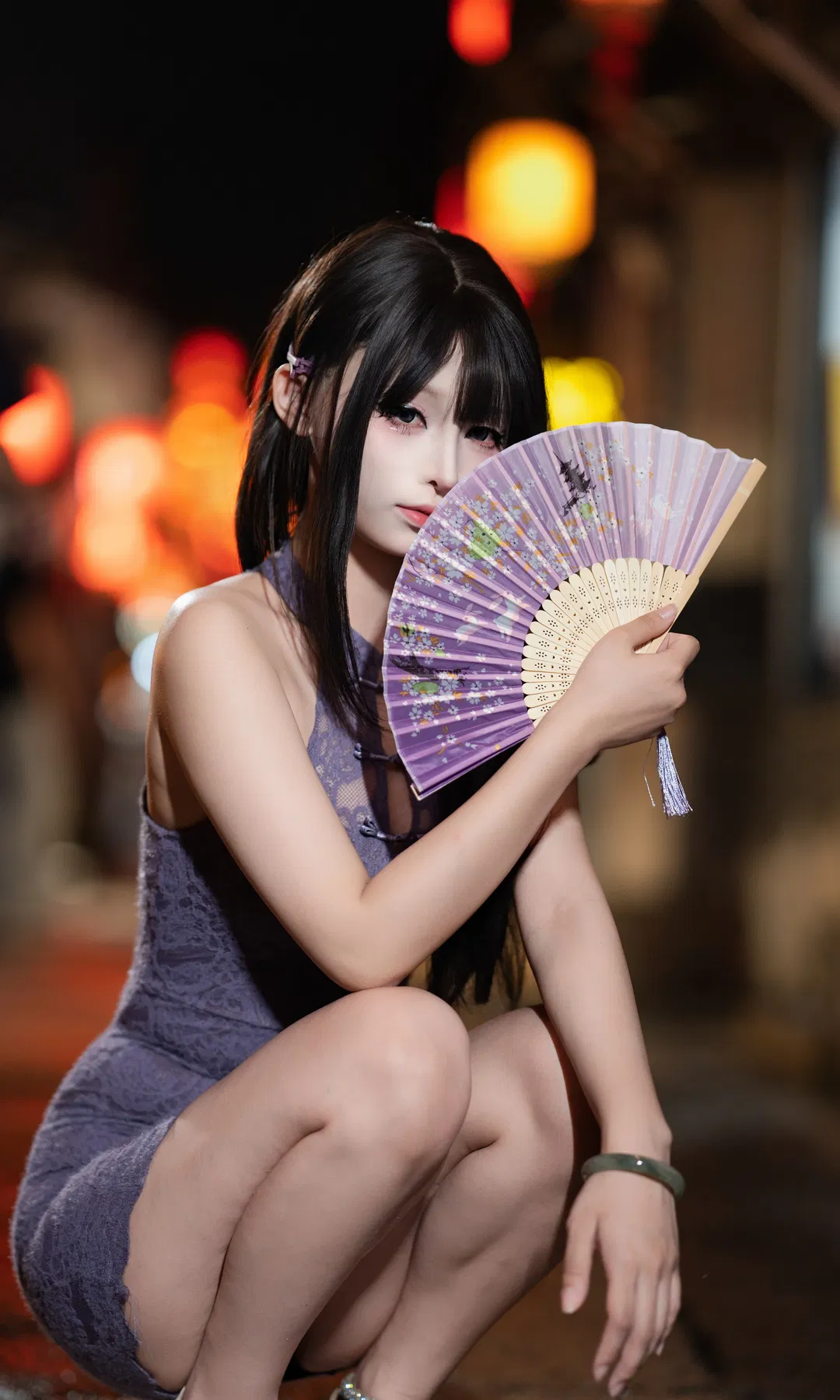 紫色蕾絲旗袍夜景人像，摺扇輕搖的國風韻味 - 第 1 張