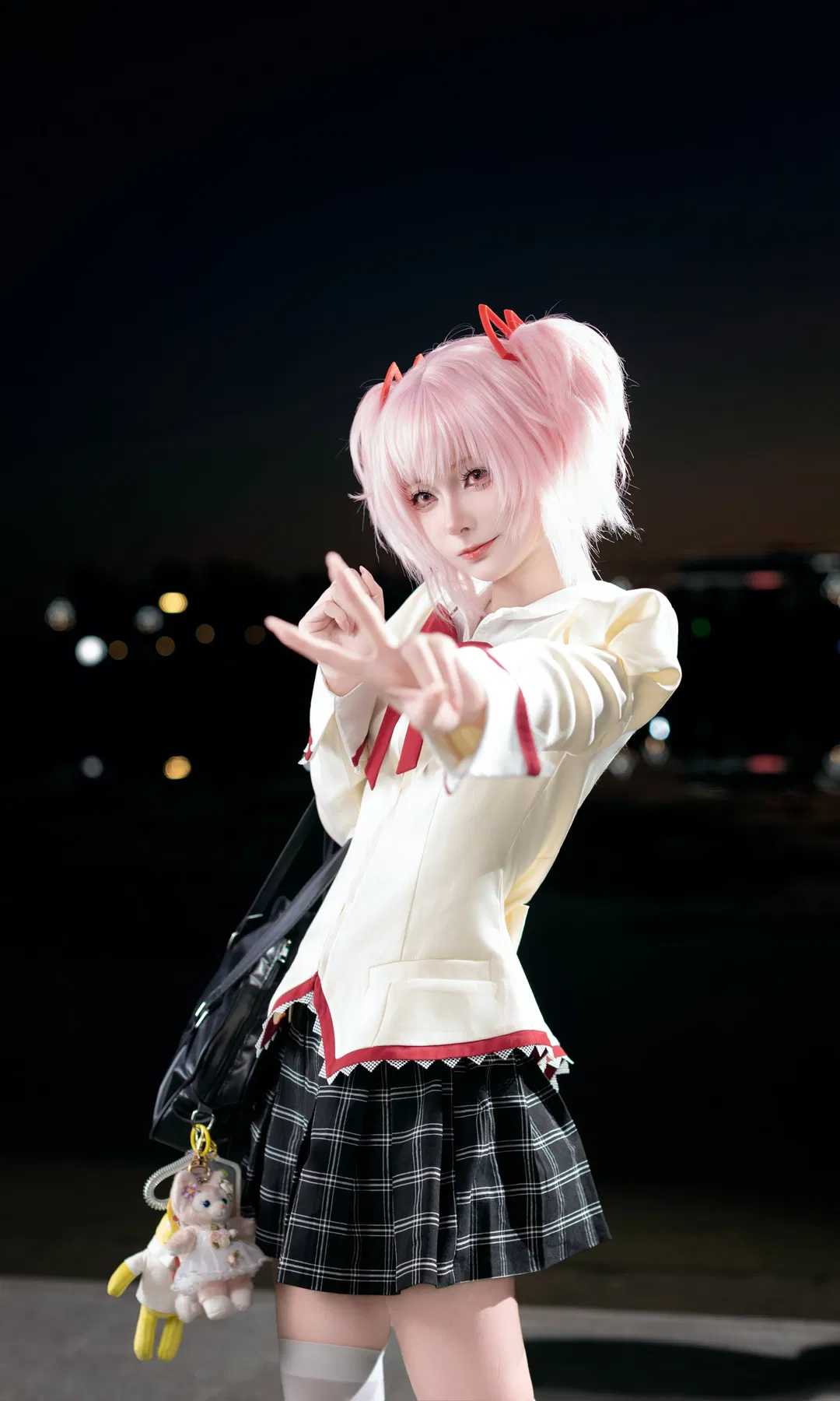 【鹿目圓cos】魔法少女小圓校服場照，夜景下的白絲與百褶裙 - 第 1 張