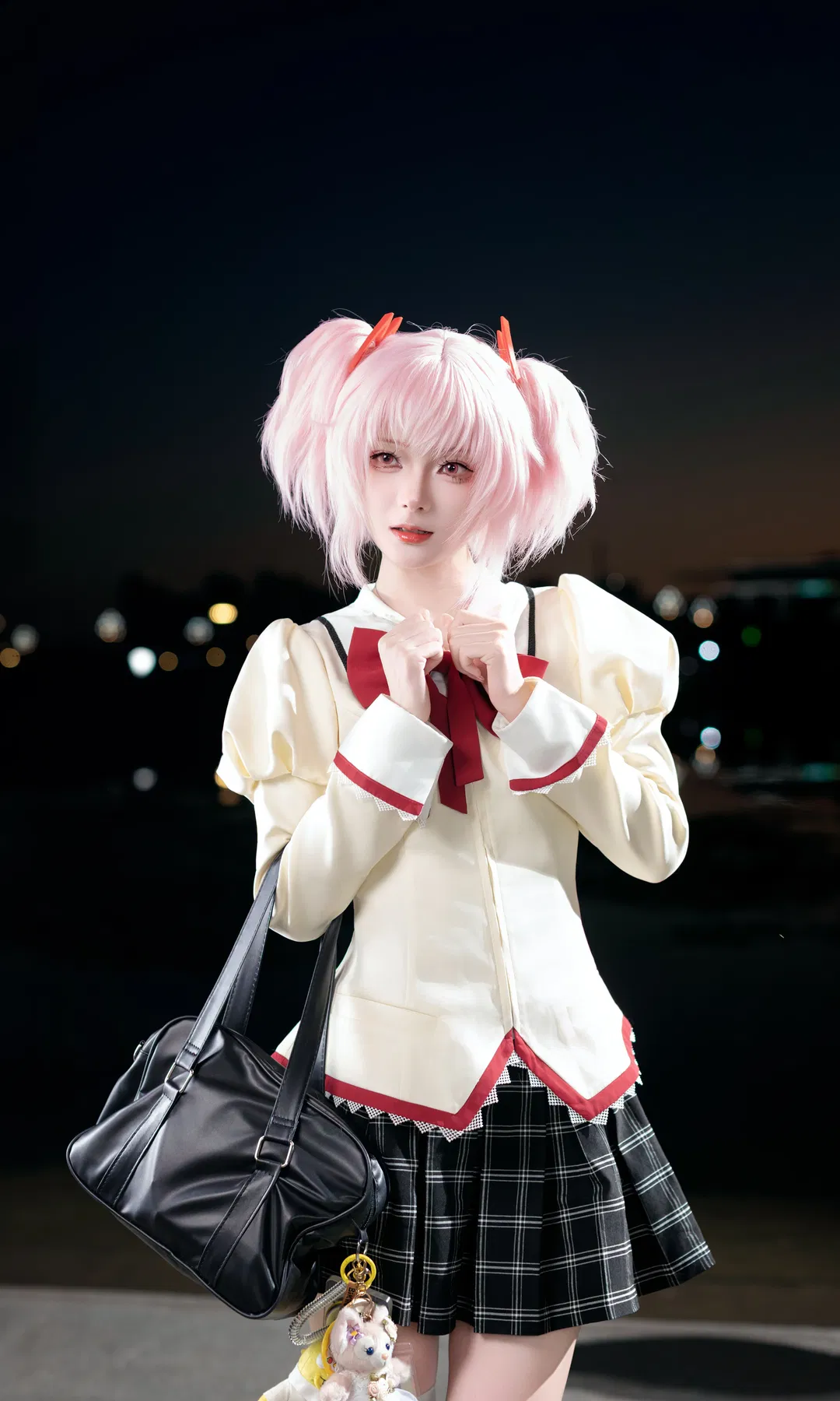 【鹿目圓cos】魔法少女小圓校服場照，夜景下的白絲與百褶裙 - 第 2 張