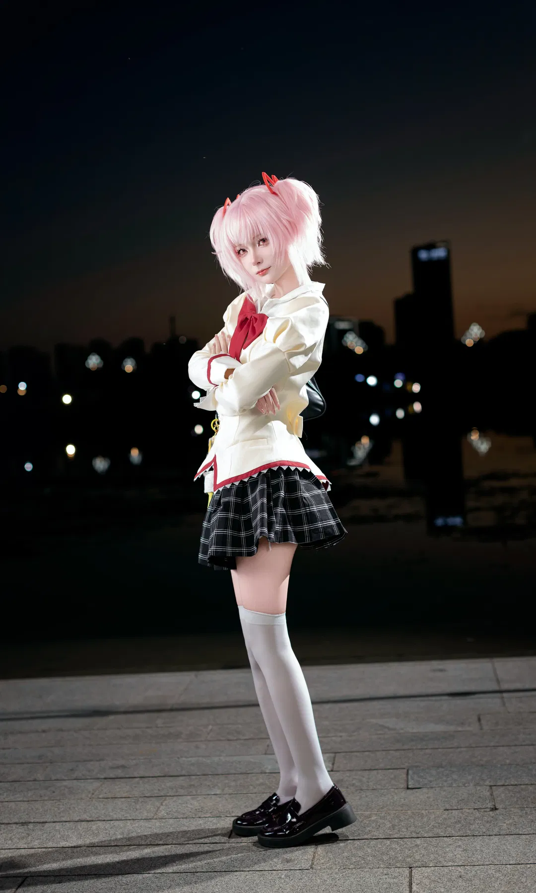 【鹿目圓cos】魔法少女小圓校服場照，夜景下的白絲與百褶裙 - 第 3 張