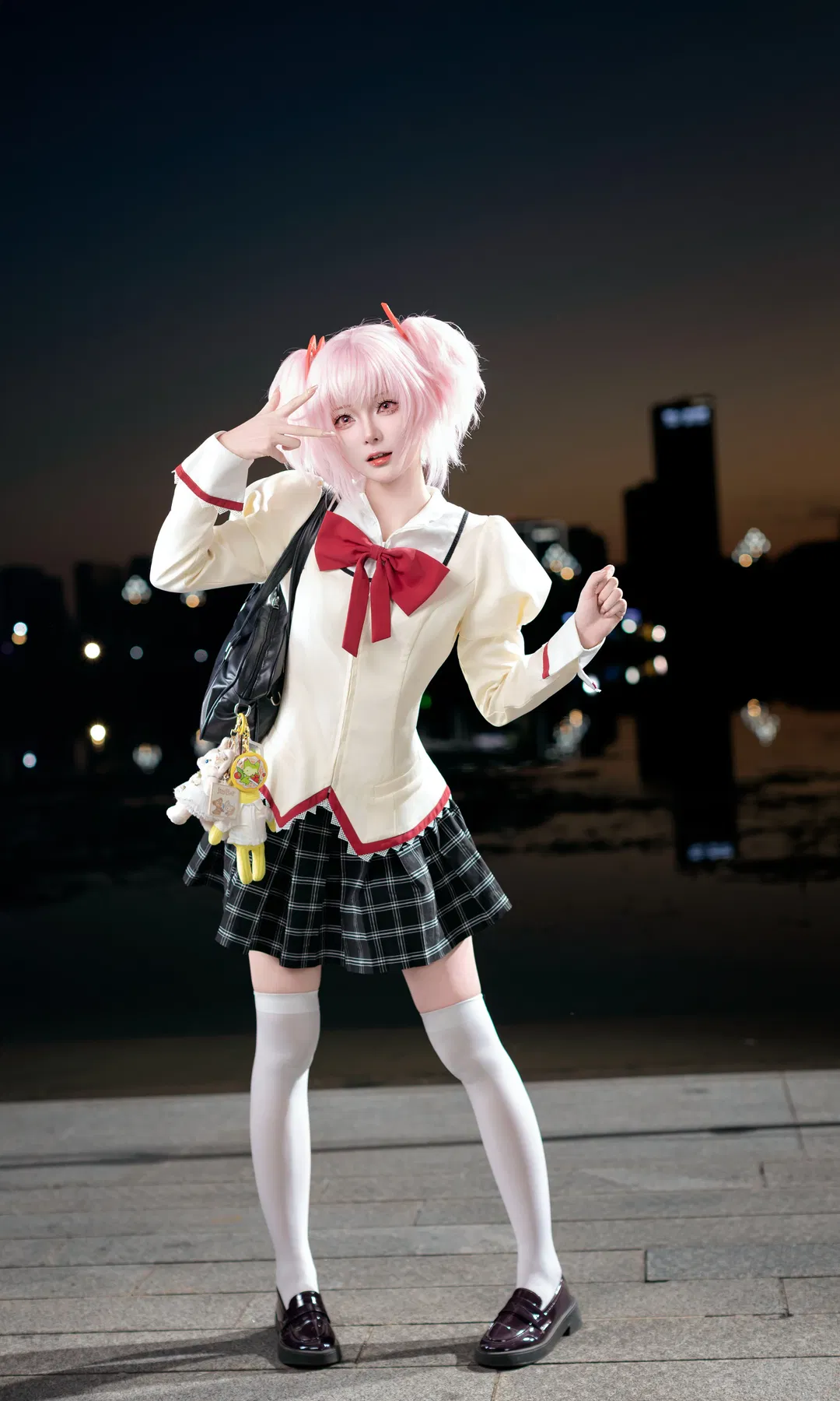 【鹿目圓cos】魔法少女小圓校服場照，夜景下的白絲與百褶裙 - 第 4 張