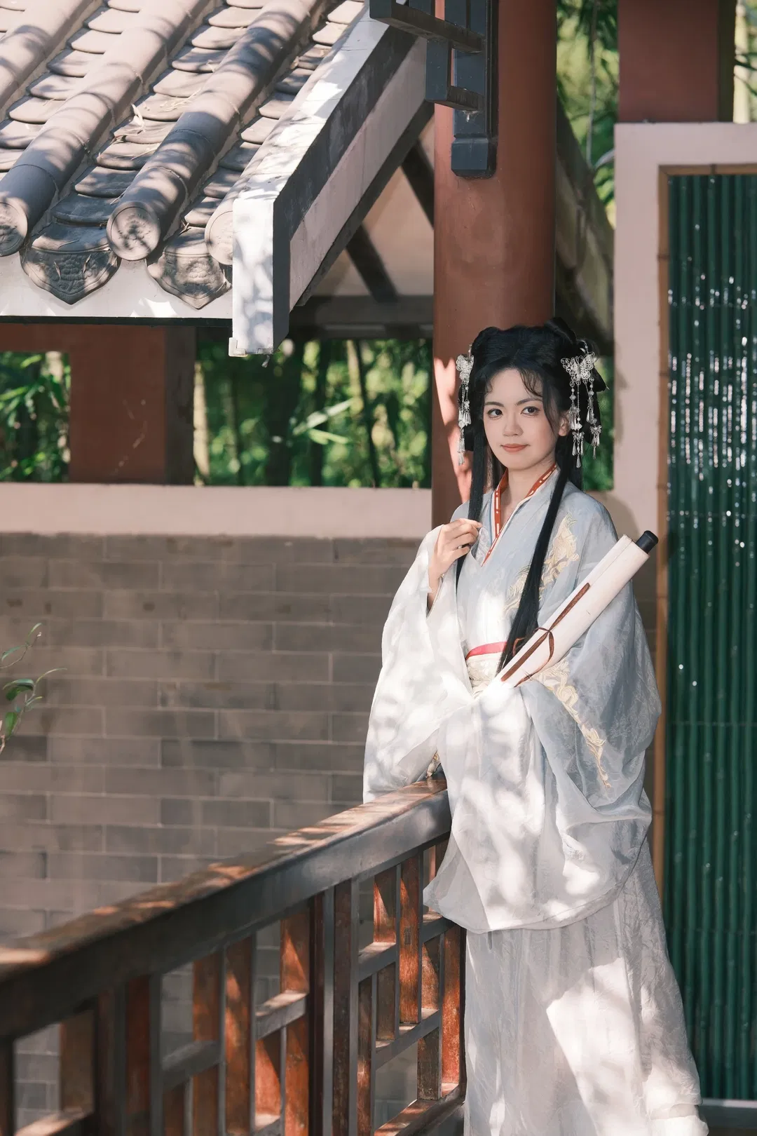东莞园林里的清冷风战国袍，汉服拍照氛围感拉满 - 第 1 张
