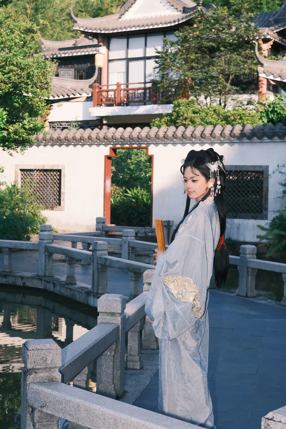 东莞园林里的清冷风战国袍，汉服拍照氛围感拉满 - 第 10 张