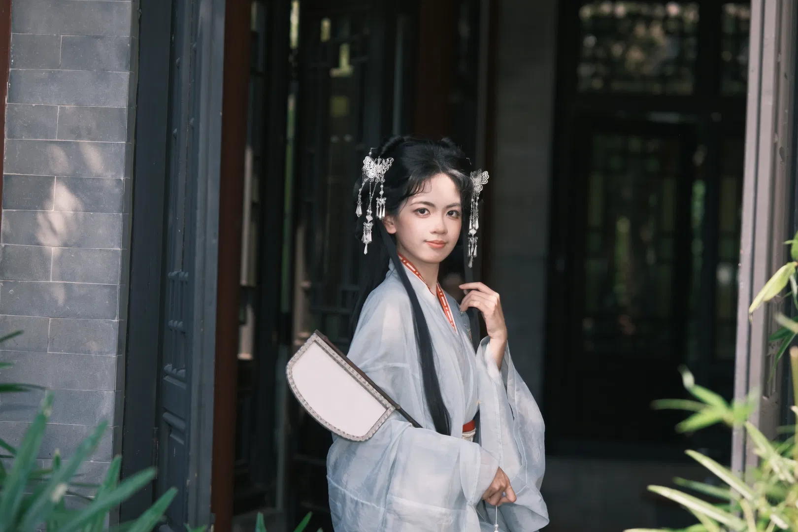 东莞园林里的清冷风战国袍，汉服拍照氛围感拉满 - 第 2 张