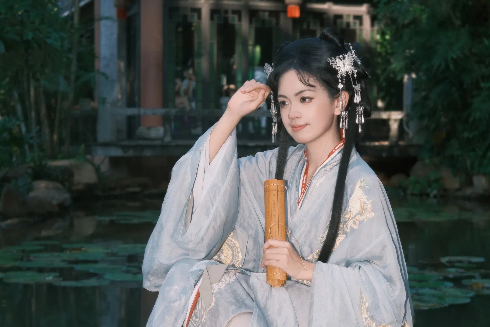 东莞园林里的清冷风战国袍，汉服拍照氛围感拉满 - 第 7 张