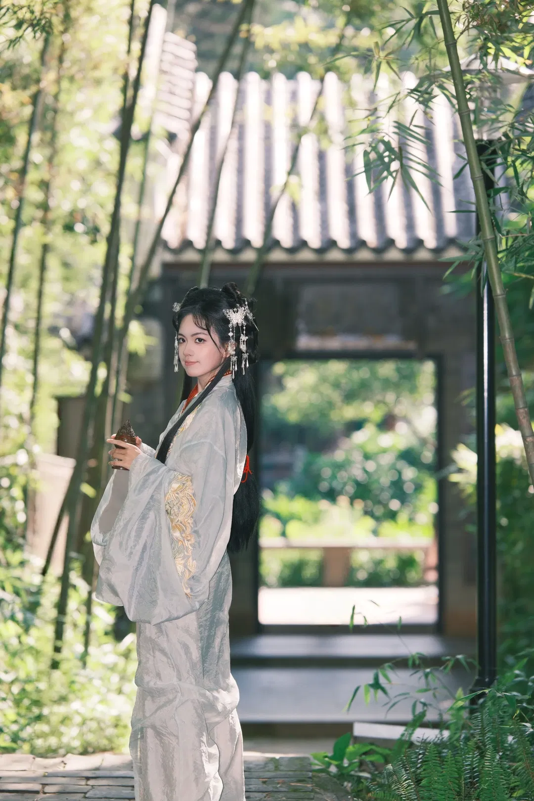 东莞园林里的清冷风战国袍，汉服拍照氛围感拉满 - 第 9 张