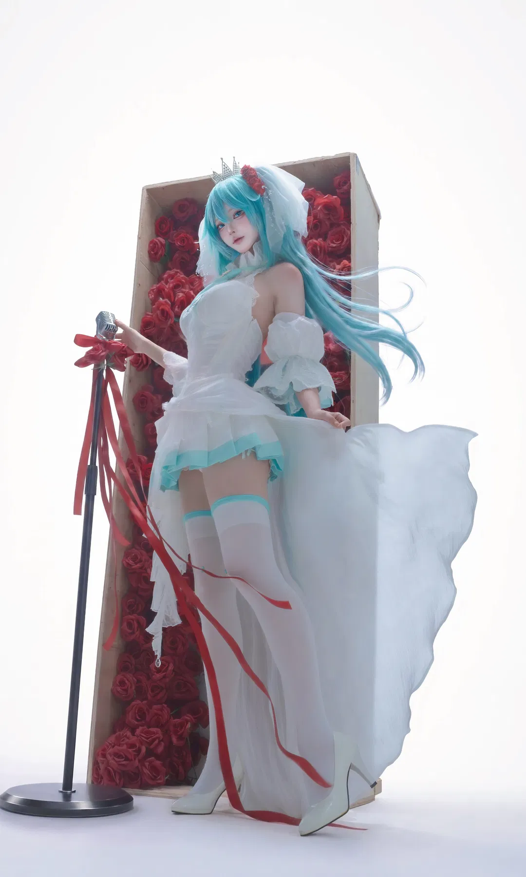 【初音未来cos】白雪姬造型下的红玫瑰与麦克风 - 第 1 张