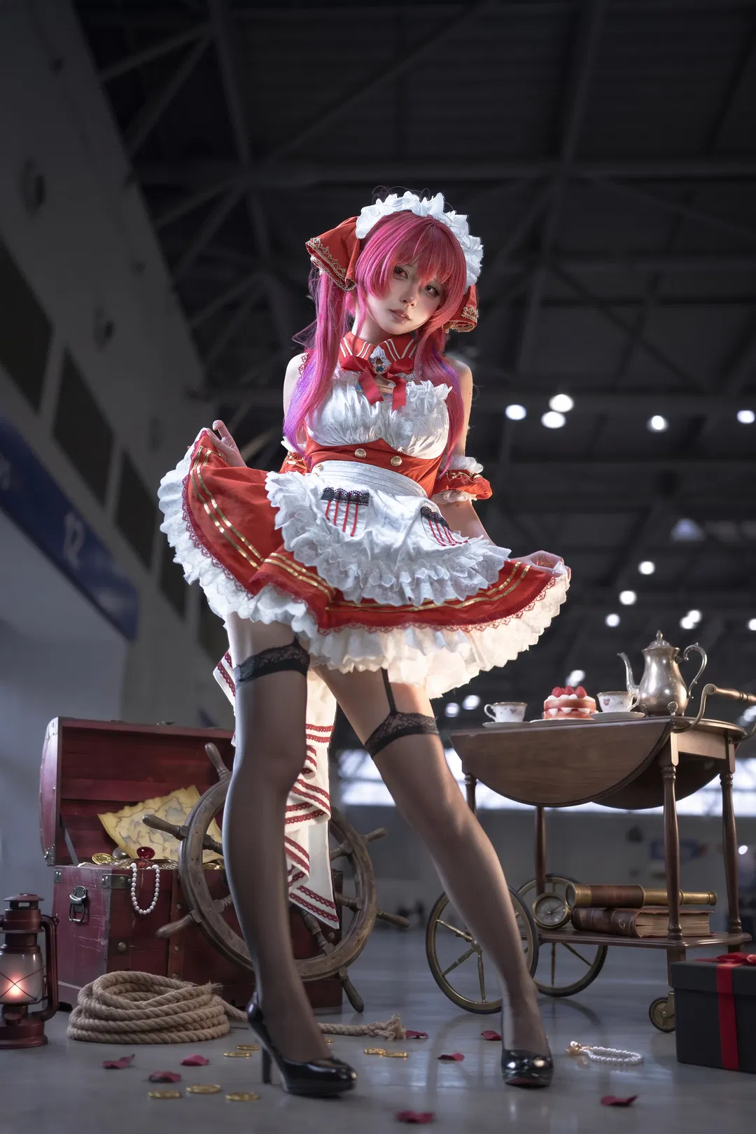 【宝钟玛琳cos】漫展场照，红白女仆装与航海茶会的碰撞 - 第 1 张