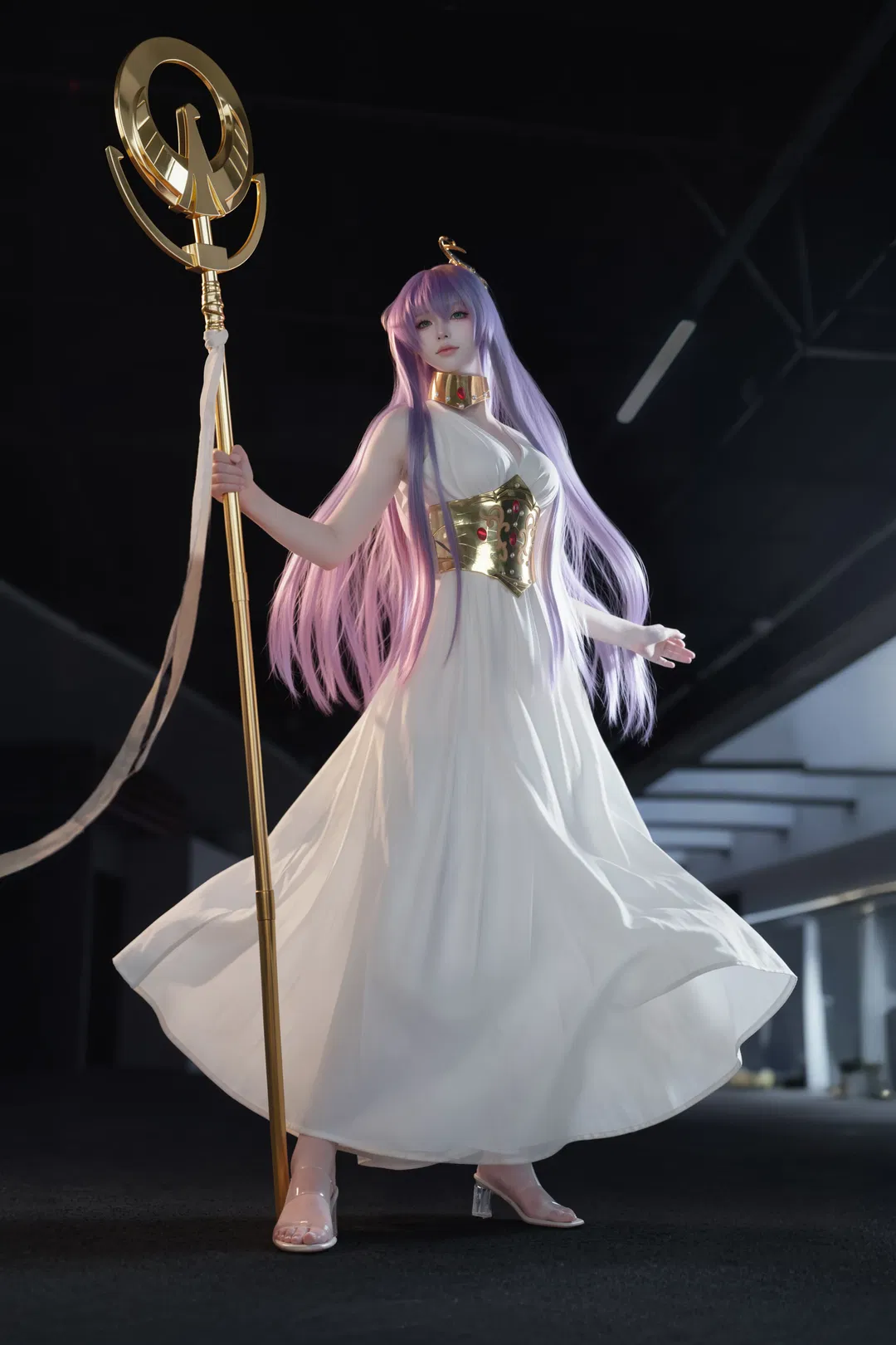 【雅典娜cos】聖鬥士星矢的戰神女孩，金色法杖與白裙的完美結合 - 第 1 張