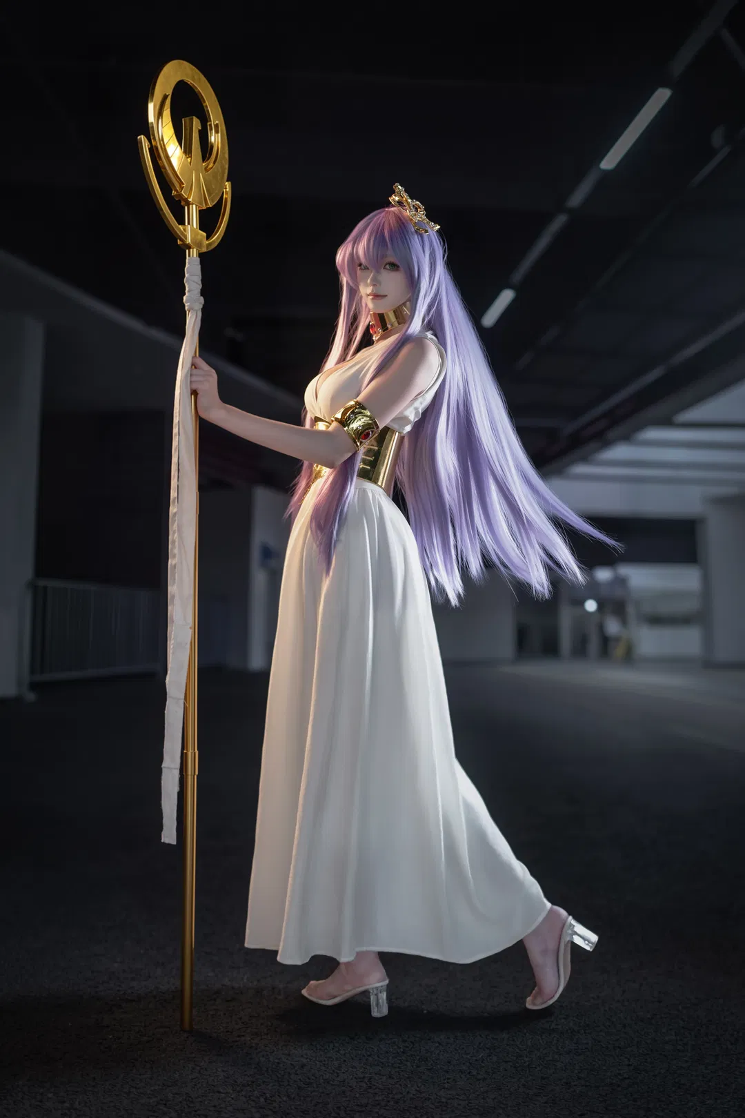 【雅典娜cos】聖鬥士星矢的戰神女孩，金色法杖與白裙的完美結合 - 第 2 張