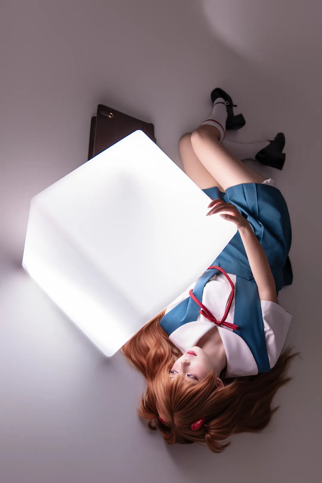 【明日香cos】EVA明日香水手服写真，发光凳上的光影尝试 - 第 1 张