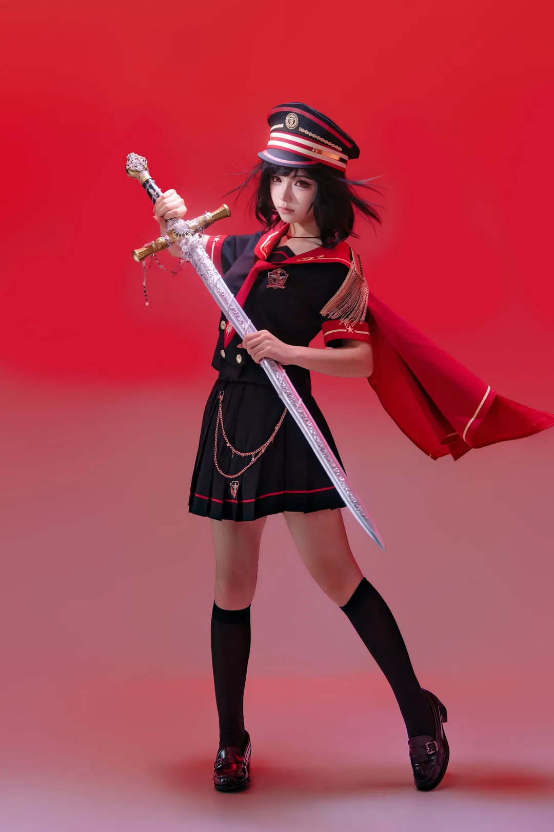 红黑军装风制服大剑棚拍，又飒又美的少女暴君九宫格 - 第 11 张