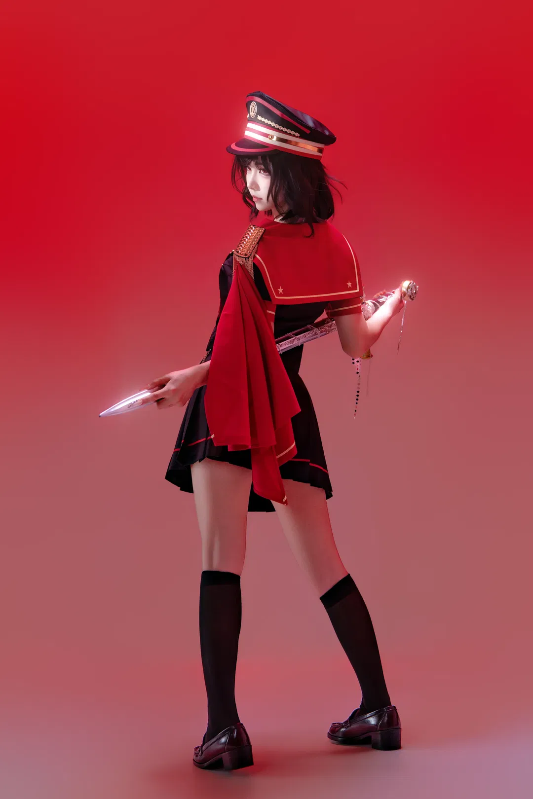 红黑军装风制服大剑棚拍，又飒又美的少女暴君九宫格 - 第 7 张