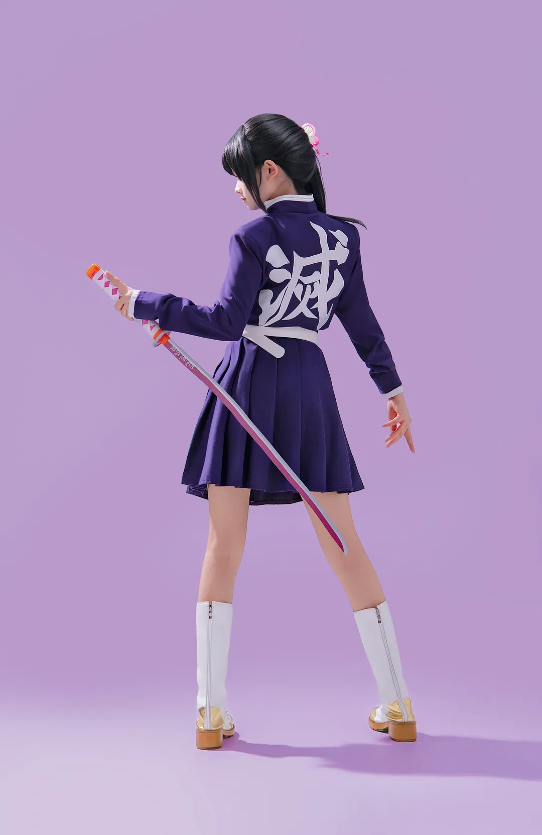 香奈乎cos 紫制服与白披风的动作参考 - 第 12 张
