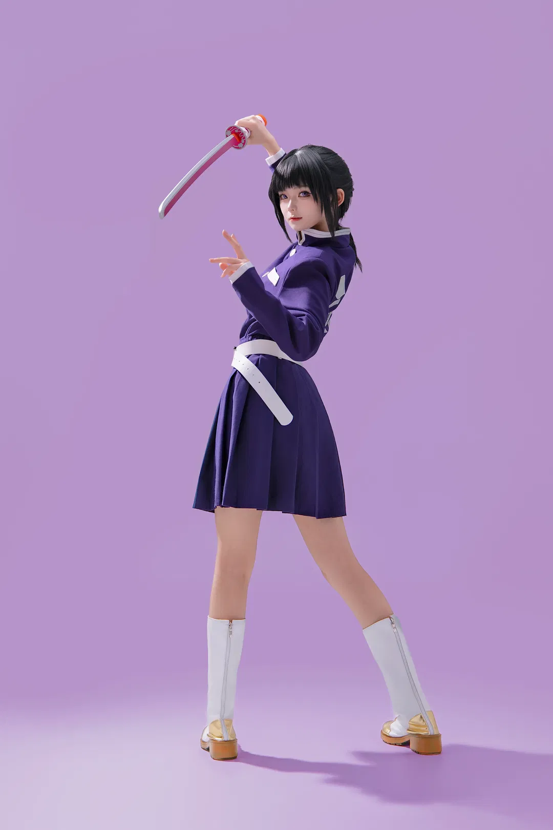 香奈乎cos 紫制服与白披风的动作参考 - 第 13 张