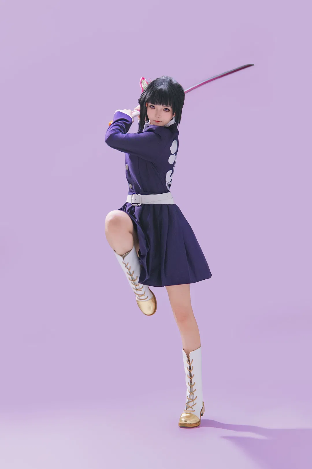 香奈乎cos 紫制服与白披风的动作参考 - 第 8 张