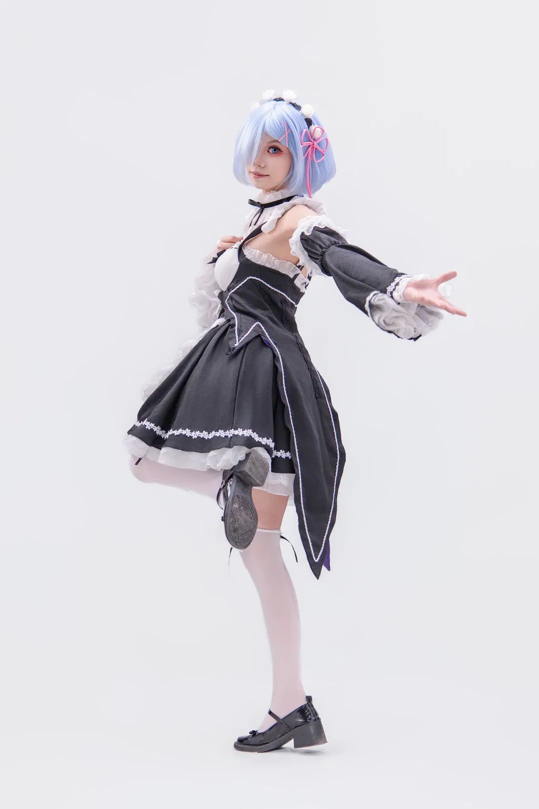 【蕾姆cos】经典黑白女仆装，托盘互动与九宫格动作分享 - 第 10 张
