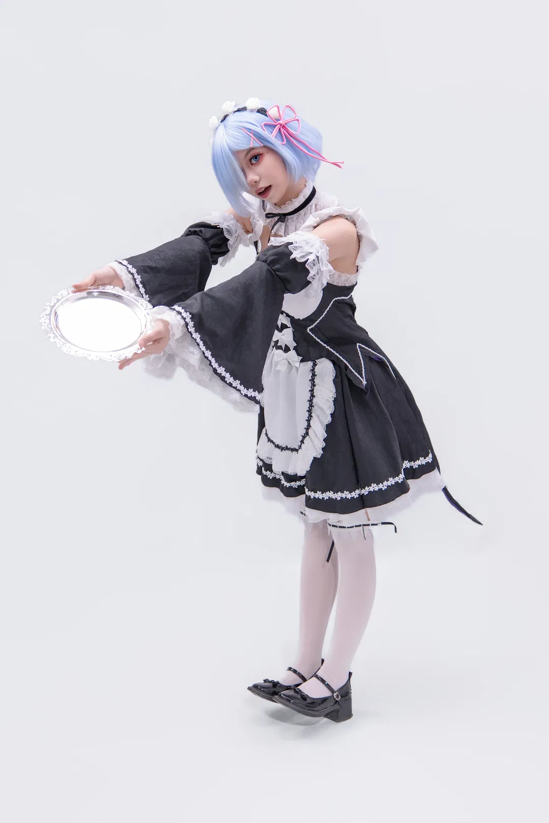 【蕾姆cos】经典黑白女仆装，托盘互动与九宫格动作分享 - 第 4 张