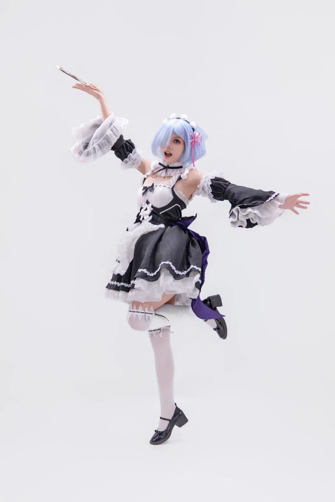 【蕾姆cos】经典黑白女仆装，托盘互动与九宫格动作分享 - 第 6 张