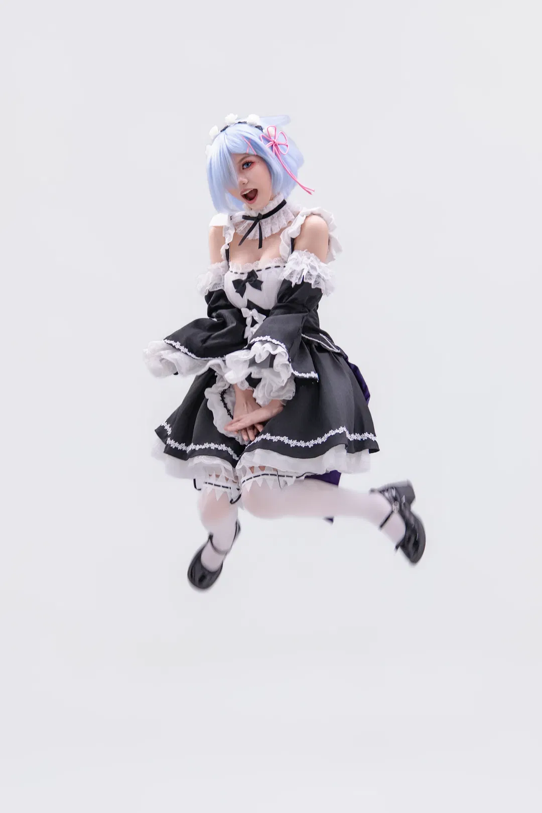 【蕾姆cos】经典黑白女仆装，托盘互动与九宫格动作分享 - 第 8 张