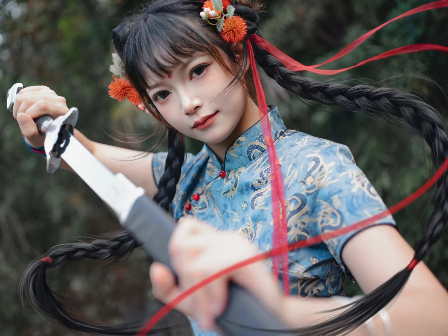 藍色龍紋旗袍搭配長劍，這組中華娘國風寫真武俠感拉滿 - 第 2 張