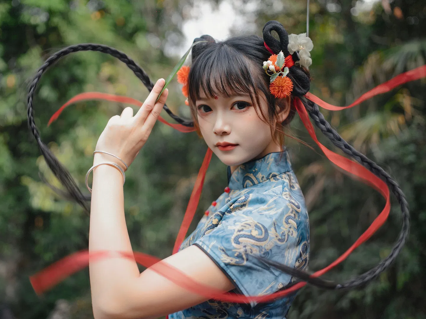 藍色龍紋旗袍搭配長劍，這組中華娘國風寫真武俠感拉滿 - 第 3 張
