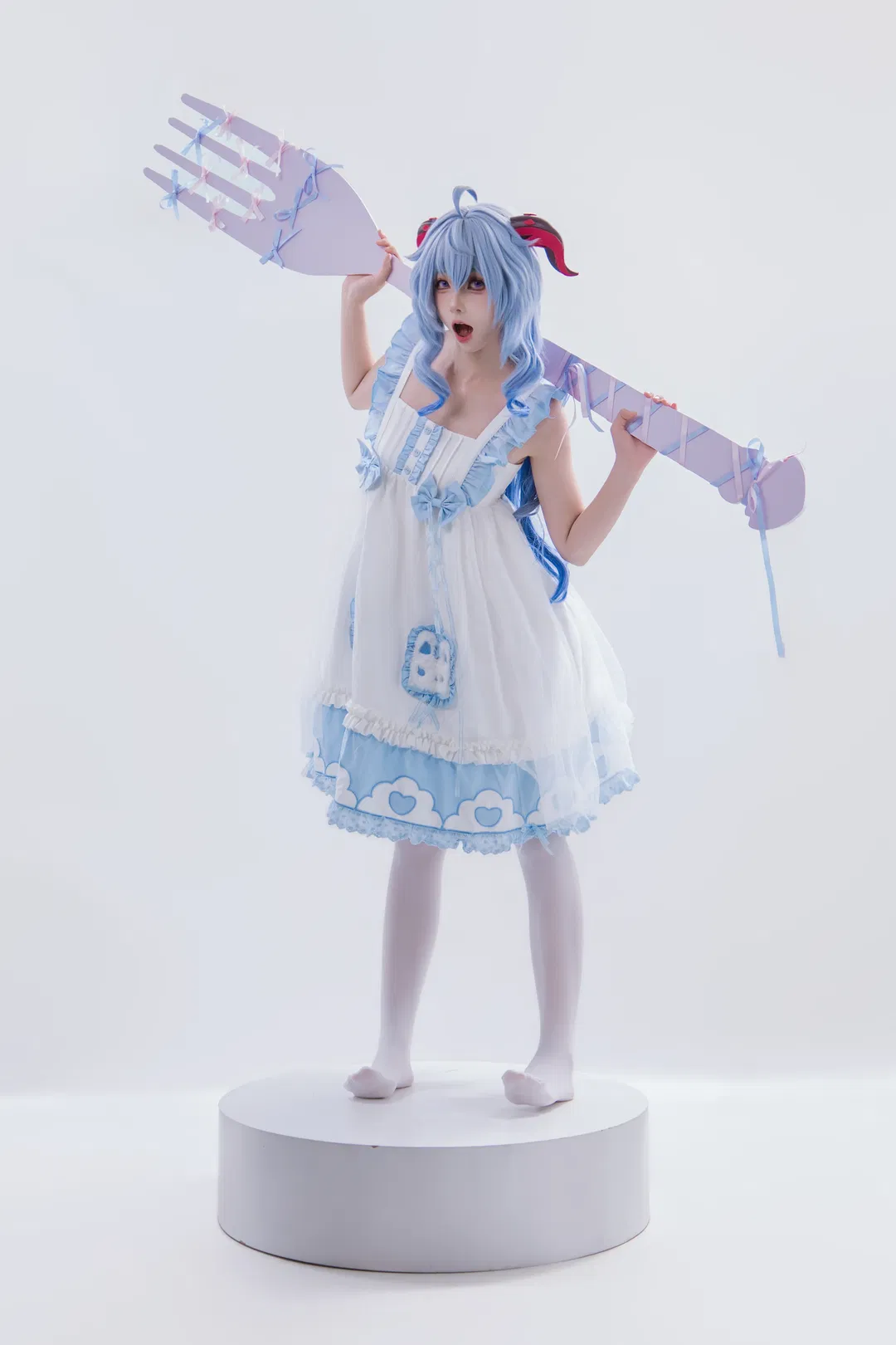 【甘雨cos】蓝白裙装与超大叉子的奇妙碰撞 - 第 1 张